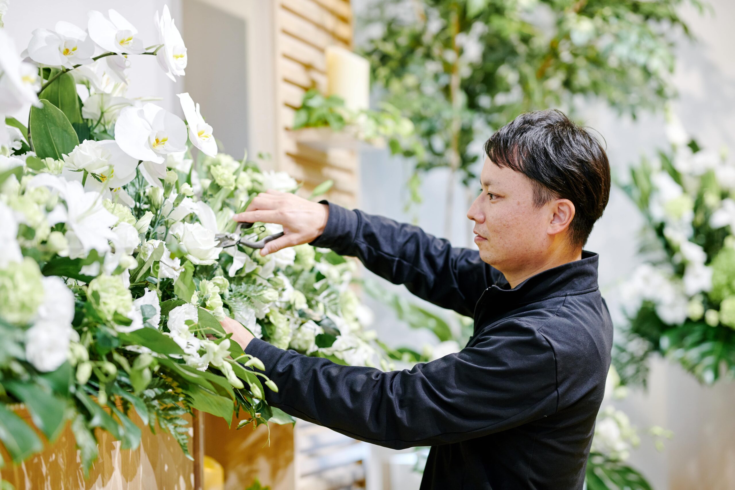 のうひ葬祭の祭壇の花装飾 – 可児市 家族葬 故人の好みに合わせて生花を丁寧に飾りつけるスタッフの様子(のうひ葬祭 可児市)