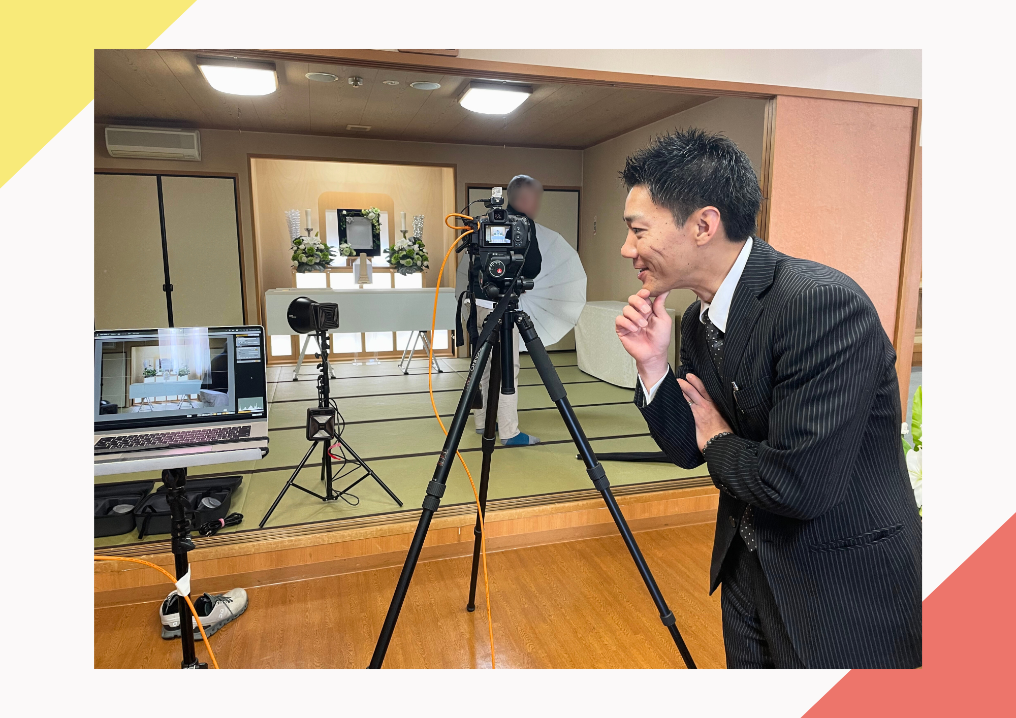 カメラを覗き込む男性社員の写真