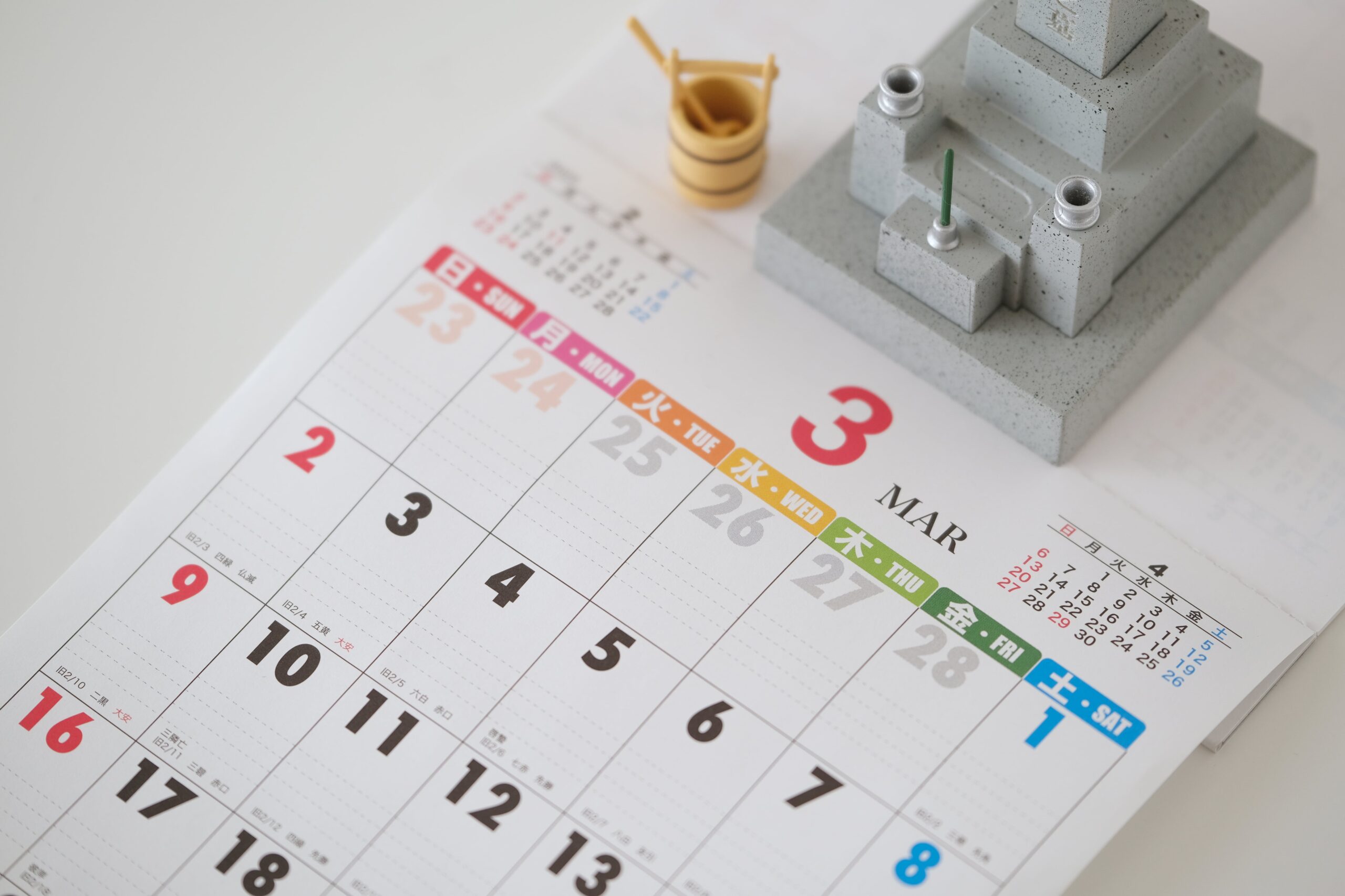 法要の日程をカレンダーで確認するイメージ｜カレンダーと仏具
