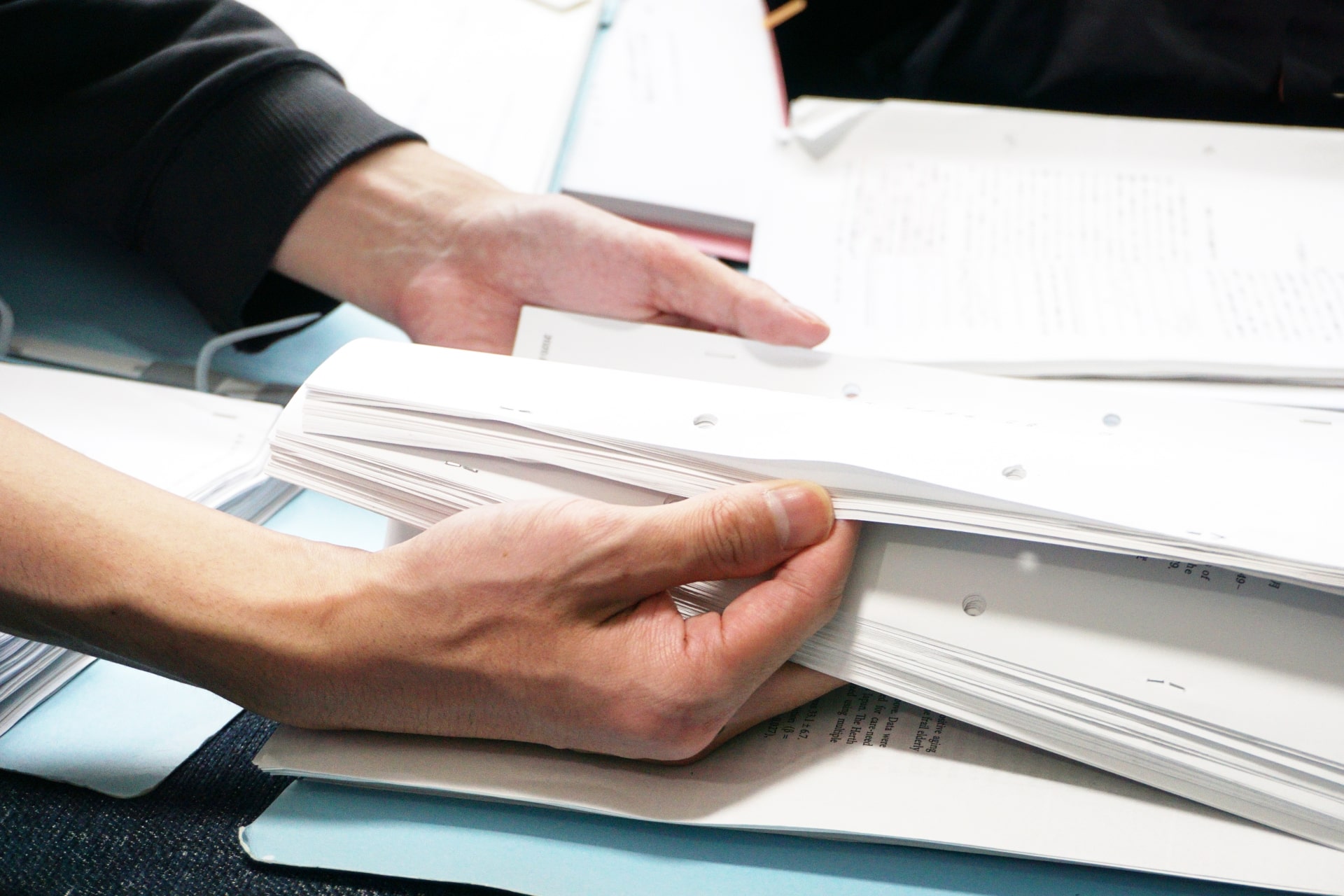 美濃加茂市で相続した土地・家屋の固定資産税納税通知書を手に持ち確認する様子のイメージ