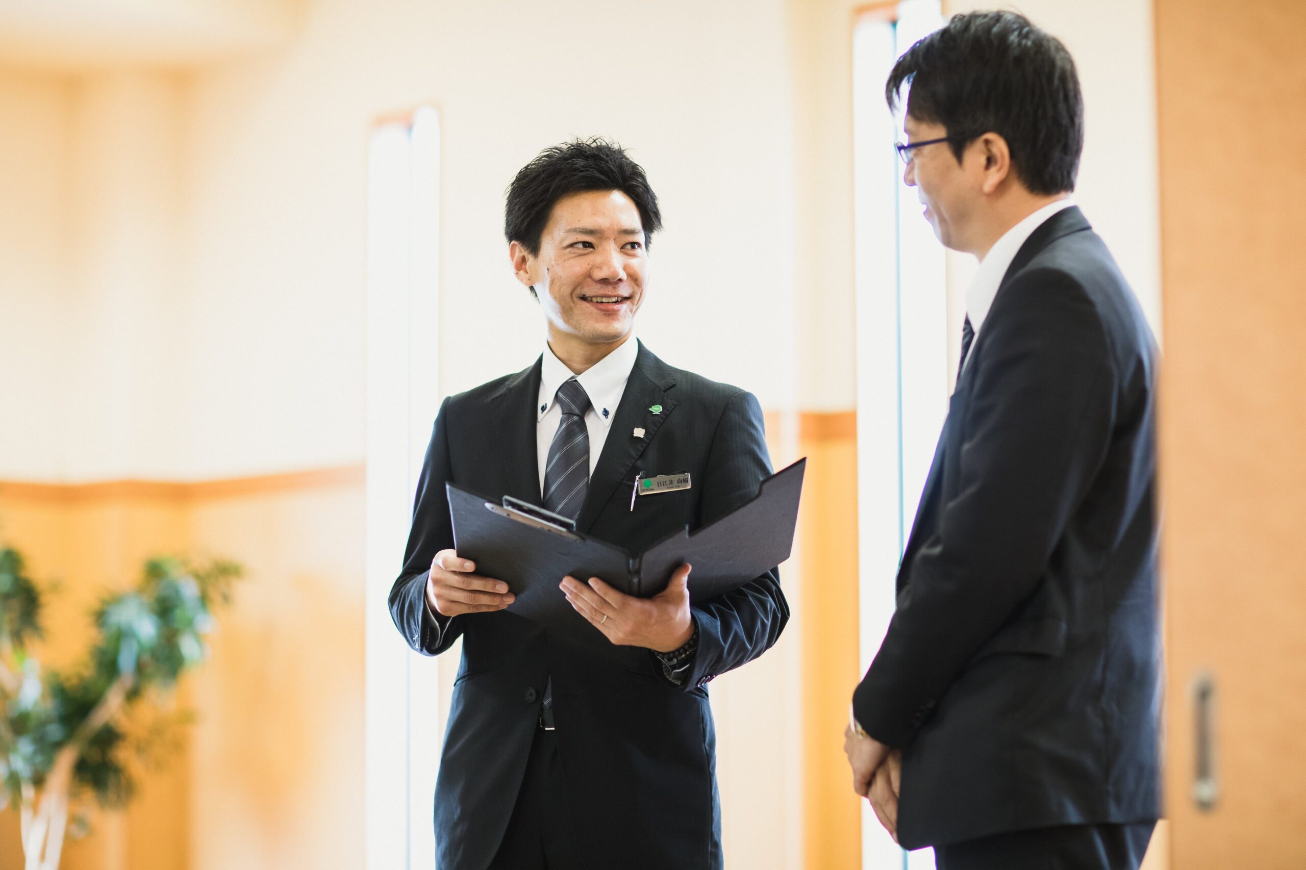 相続・不動産整理に関してのうひ葬祭スタッフに質問する様子