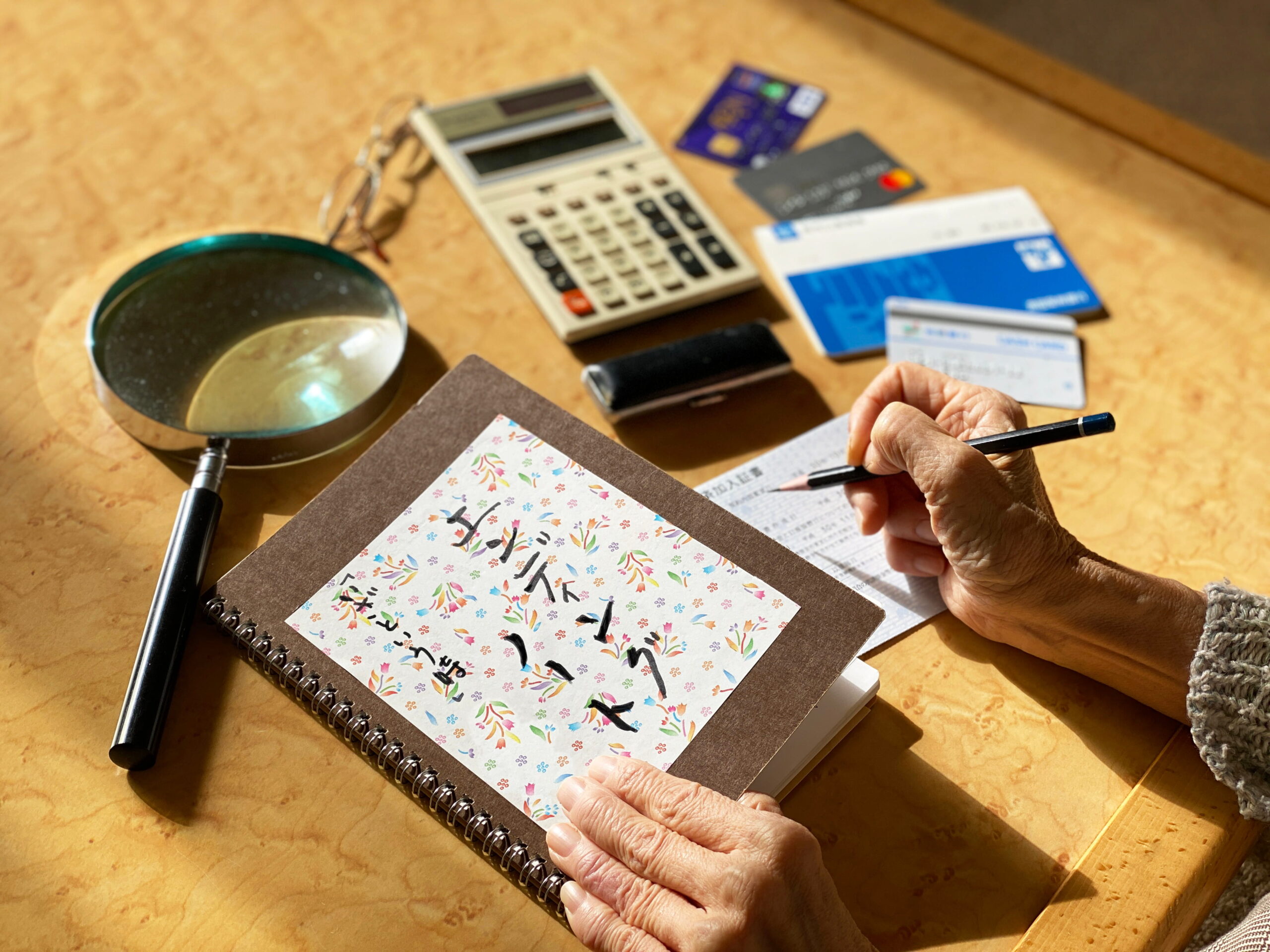 終活相談の前にエンディングノートやメモを整理する手元の様子