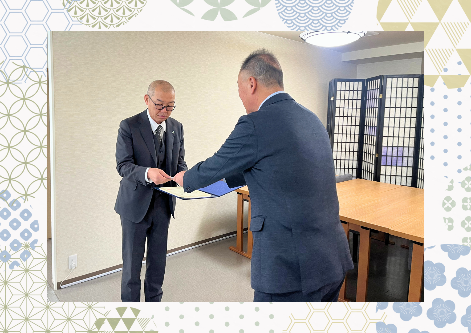 年賀の会で永年勤続表彰の賞状を授与している様子