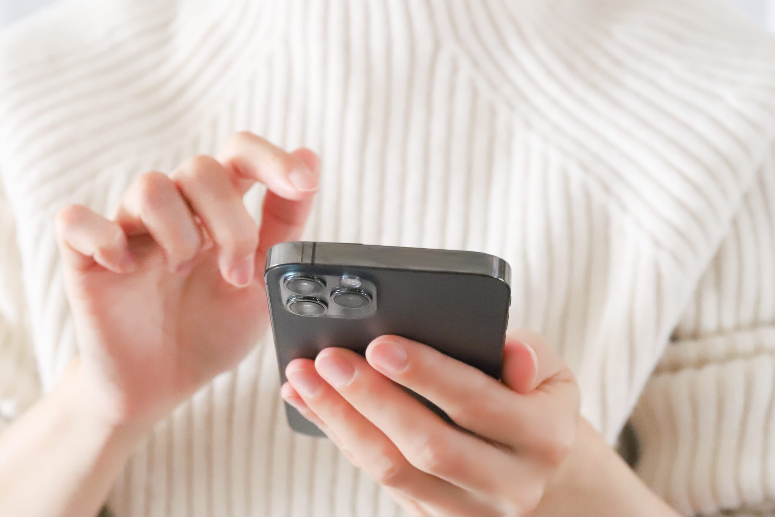 岐阜県で葬儀社へ初めて連絡する家族の手元｜スマホで葬儀社に電話をかける場面