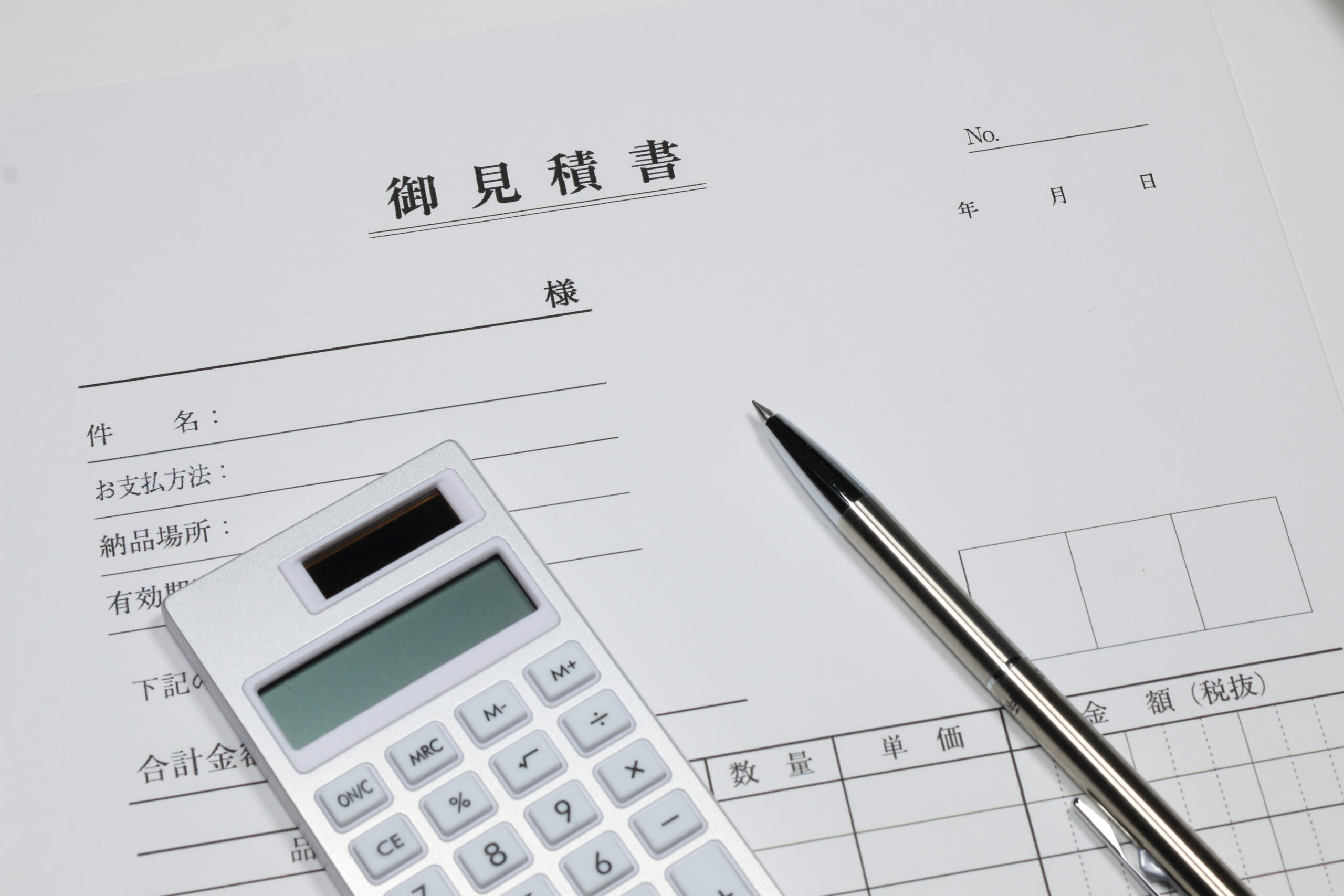 可児市で遺品整理の見積もり書と電卓を使い複数の業者見積もりを比較している様子