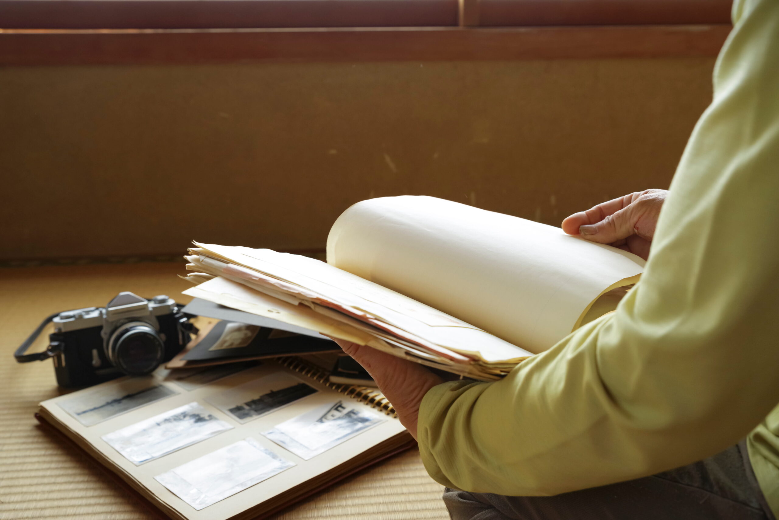 可児市の遺品整理で家族が仕分け作業をしている様子