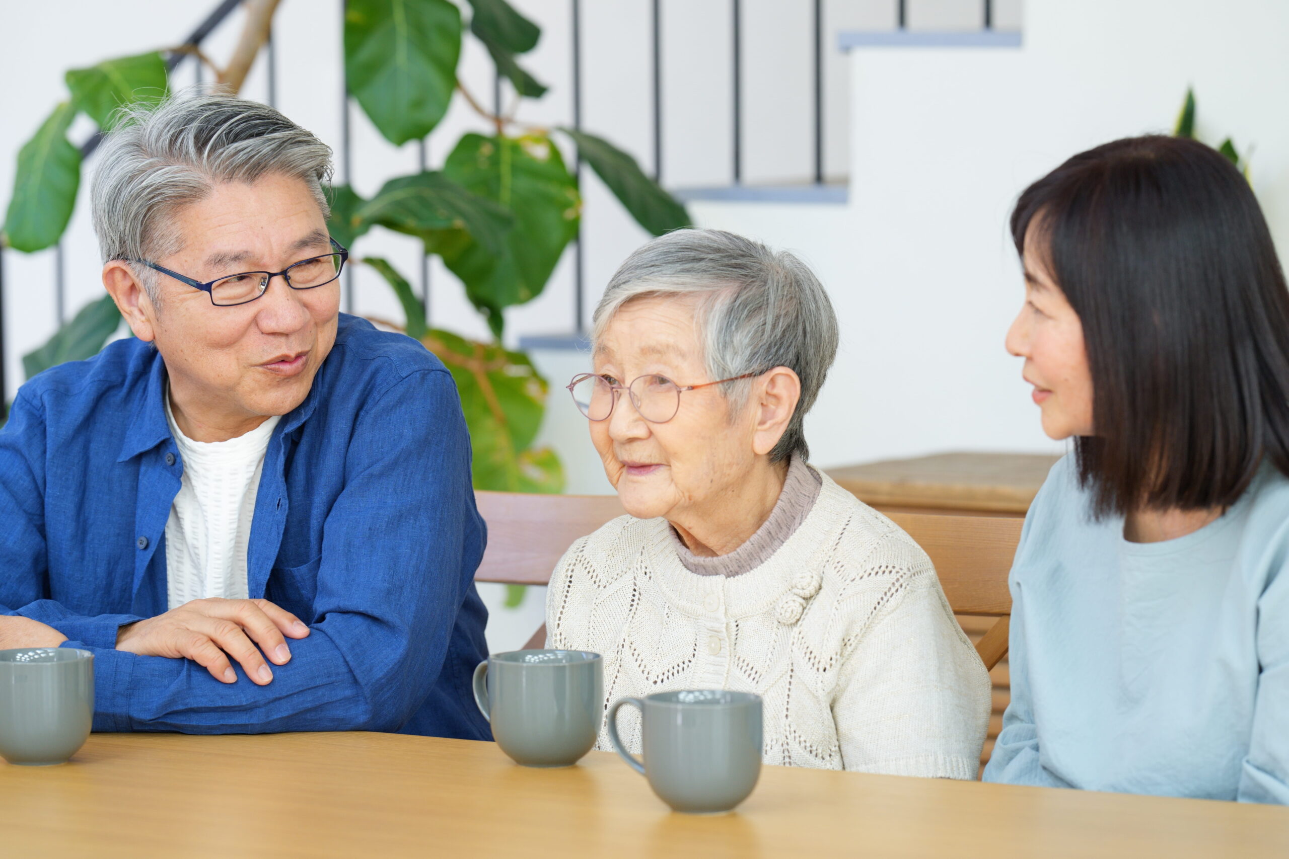 可児市で遺品整理の基本ルールを家族で話し合い仕分け準備をする様子のイメージ