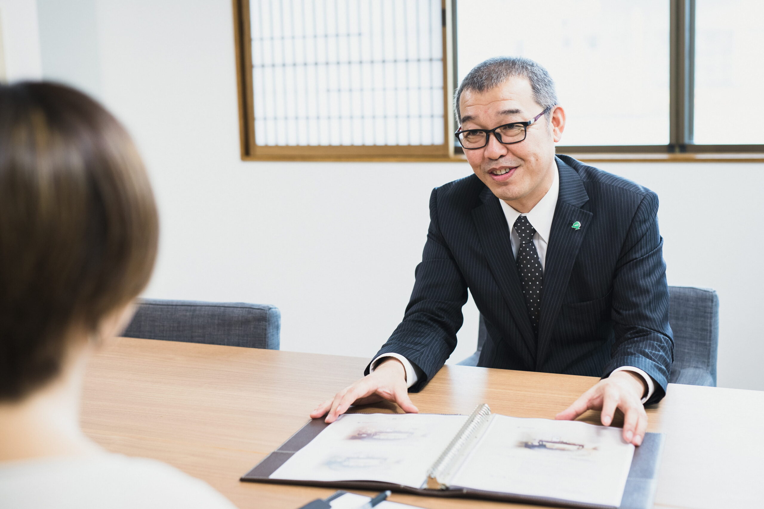 株式会社濃飛葬祭のスタッフが墓じまいや供養について相談対応している様子（岐阜県美濃加茂市の葬儀社）