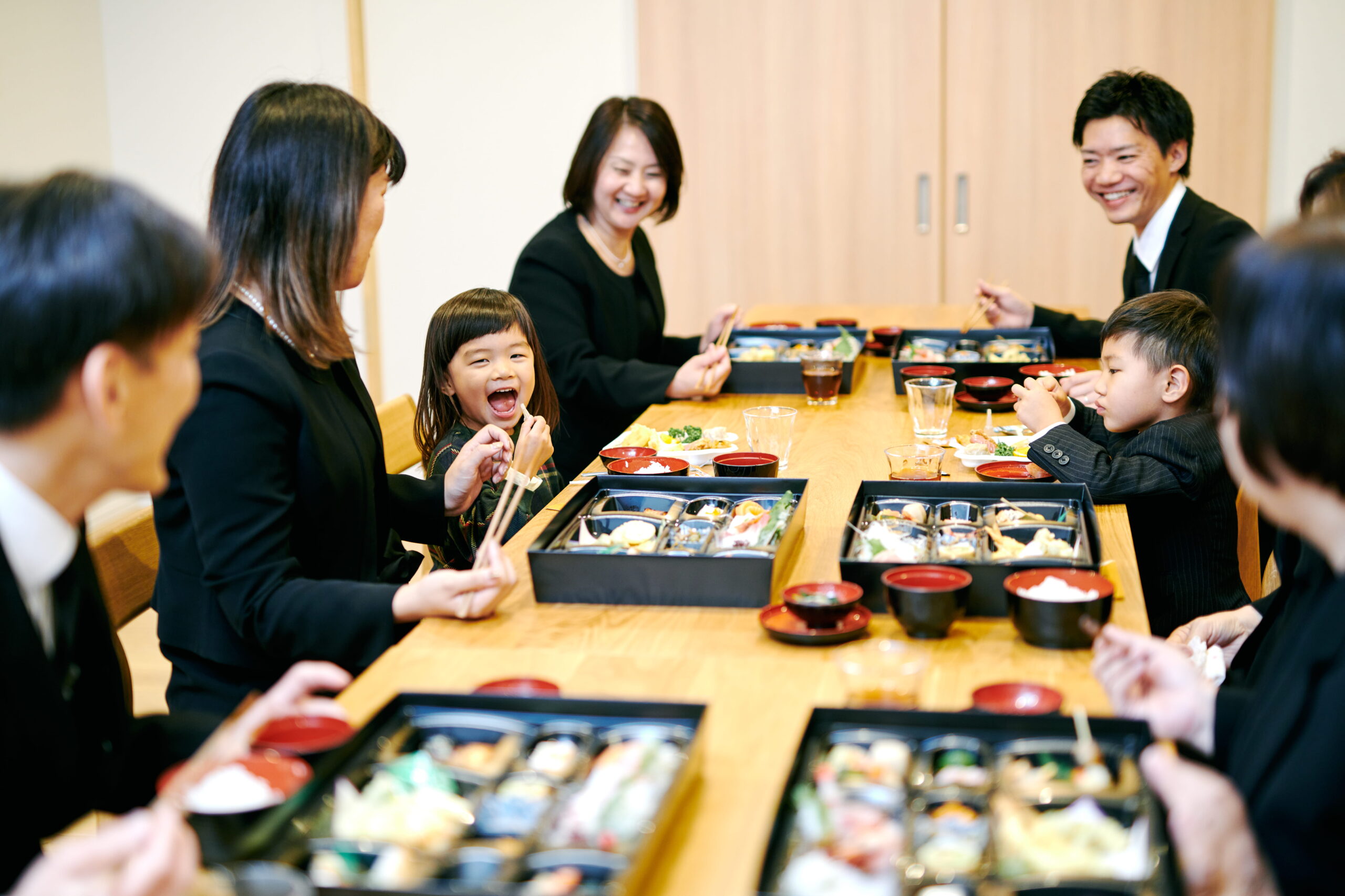 法要後に家族や親族で会食をしている様子
